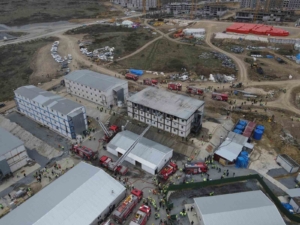 Esenler’de kentsel dönüşüm alanında korkutan yangın