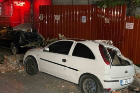 Esenler’de metruk binanın çatısı araçların üzerine çöktü