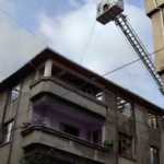 Esenler’de tadilat yapılan çatı alevlere teslim oldu: O anlar kamerada