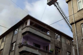 Esenler’de tadilat yapılan çatı alevlere teslim oldu: O anlar kamerada