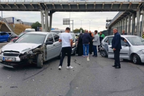 Esenyurt E-5 karayolunda 4 araç zincirleme kazaya karıştı: 1 yaralı