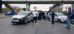 Esenyurt E-5 karayolunda 4 araç zincirleme kazaya karıştı: 1 yaralı