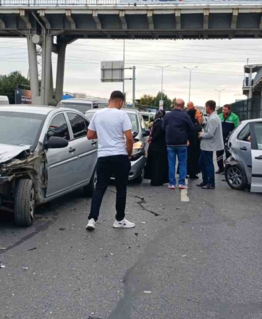 Esenyurt E-5 karayolunda 4 araç zincirleme kazaya karıştı: 1 yaralı