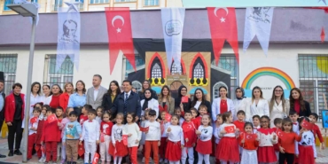 Esenyurt’ta minik eller Cumhuriyet’i çizdi