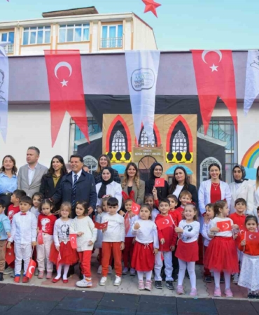 Esenyurt’ta minik eller Cumhuriyet’i çizdi