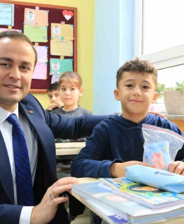 Evdeki eşyaların depreme karşı sabitlendiği kapıdaki çıkartmadan anlaşılacak