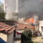 Eyüpsultan’da çakmakla oynayan küçük çocuk evi yaktı