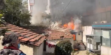 Eyüpsultan’da çakmakla oynayan küçük çocuk evi yaktı