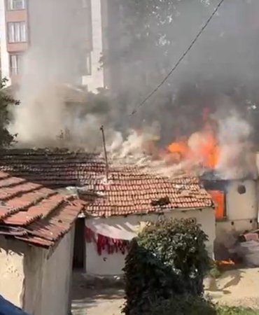 Eyüpsultan’da çakmakla oynayan küçük çocuk evi yaktı