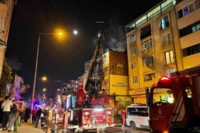 Eyüpsultan’da korkutan yangın: Apartmanın çatısı alev alev yandı