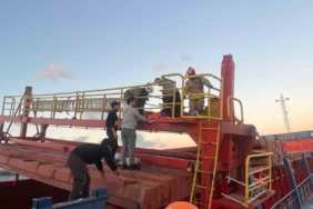 Fatih’te demirli gemide vinç devrildi, yaralı 3 mürettebat kurtarıldı