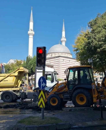 Fatih’te İSKİ’ye ait su borusu patladı: Su metrelerce havaya fışkırdı