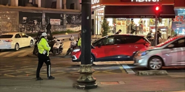 Fatih’te yolun karşısına geçmeye çalışan adama tramvay çarptı