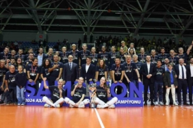 Fenerbahçe Kadın Voleybol Takımı, şampiyonluk kupasını kaldırdı