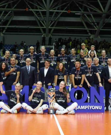 Fenerbahçe Kadın Voleybol Takımı, şampiyonluk kupasını kaldırdı