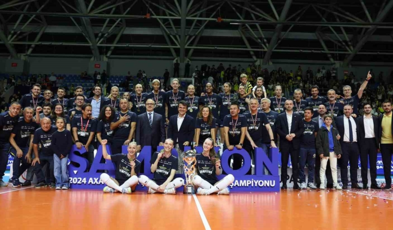 Fenerbahçe Kadın Voleybol Takımı, şampiyonluk kupasını kaldırdı