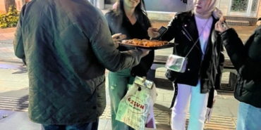 FETÖ elebaşı Gülen’in ölümü nedeniyle sokaklarda tatlı dağıttı