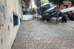 Fren yerine gaza bastı, otomobil devrildi: Öğrenciler aracın altında kalmaktan son anda kurtuldu