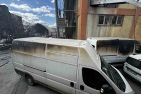 Gaziosmanpaşa’da halı sahadan iş hanına sıçrayan yangın söndürüldü