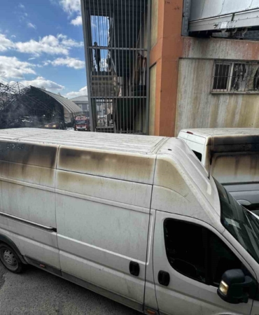 Gaziosmanpaşa’da halı sahadan iş hanına sıçrayan yangın söndürüldü