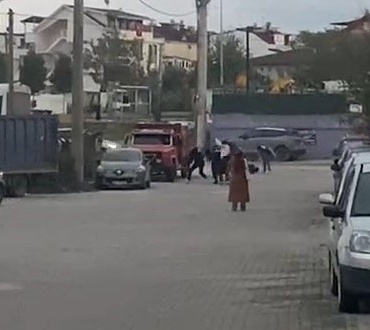 Gençlerin bıçaklı sopalı kavgası kanlı bitti: 1’i ağır 2 yaralı