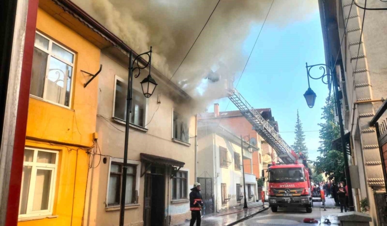 Geyve’de evde çıkan yangını yakınındaki 2 eve sıçradı: Mahsur kalan 2 çocuğu itfaiye kurtardı