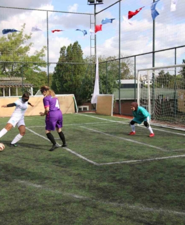 Görme engelli kadın futbolcularla yer yerinden oynadı