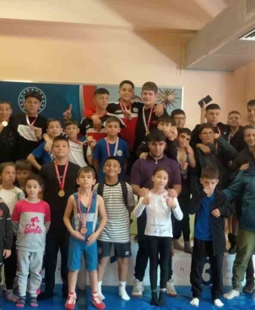 Güreş Takımı Cumhuriyet Kupası’ndan 14 madalya ile döndü