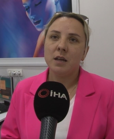 Güzellik merkezine müşteri gibi gelerek hırsızlık yapan şahıslar kamerada