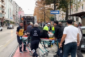 Hafif ticari araç otomobille çarpıştı: 2 yaralı