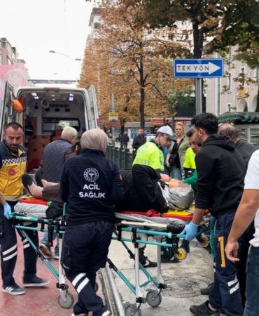 Hafif ticari araç otomobille çarpıştı: 2 yaralı