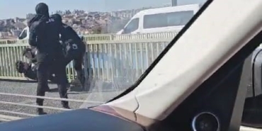Haliç Köprüsü’nde polis, intihar girişimini böyle engelledi