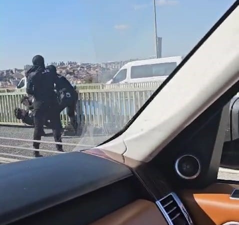 Haliç Köprüsü’nde polis, intihar girişimini böyle engelledi