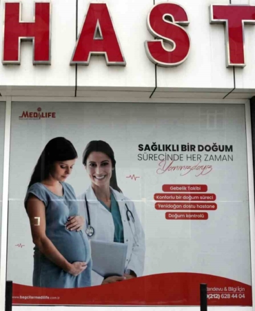 Hastane skandalında hastanenin camında ‘Yenidoğan dostu hastane’ yazılı görsel dikkat çekti