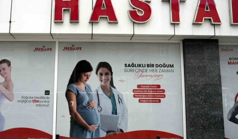 Hastane skandalında hastanenin camında ‘Yenidoğan dostu hastane’ yazılı görsel dikkat çekti