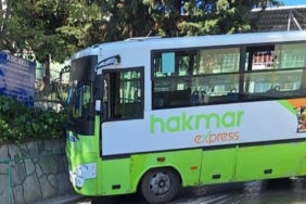 İçinde yolcuların olduğu özel halk otobüsü duvara çarptı