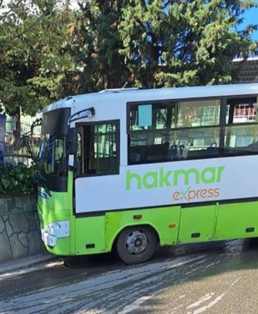 İçinde yolcuların olduğu özel halk otobüsü duvara çarptı