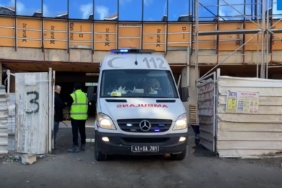 İnşaatta ayağı takılan işçi merdivenlerden düşerek yaralandı