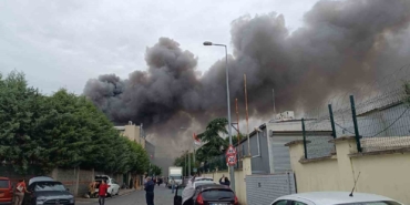İstanbul Sancaktepe’de bir iş yerinin deposunda yangın çıktı. Olay yerine çok sayıda itfaiye ekibi sevk edildi.