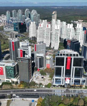 İstanbul’da 29 Ekim coşkusu: Dev Türk bayrağı asılan gökdelenler havadan görüntülendi