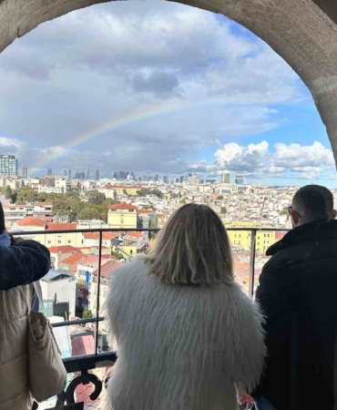 İstanbul’da gökkuşağı sürprizi: Turistler o anları görüntüledi