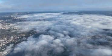 İstanbul’da iki yaka arasındaki sis bulutu kartpostallık görüntü oluşturdu