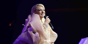 İstanbul’da sahne alan Muazzez Ersoy hayranlarından tam not aldı