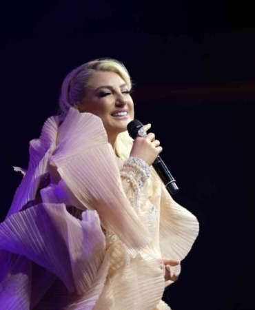 İstanbul’da sahne alan Muazzez Ersoy hayranlarından tam not aldı