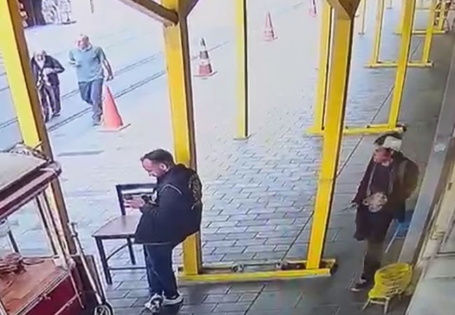 İstiklal Caddesi’nde polise bıçaklı saldırı