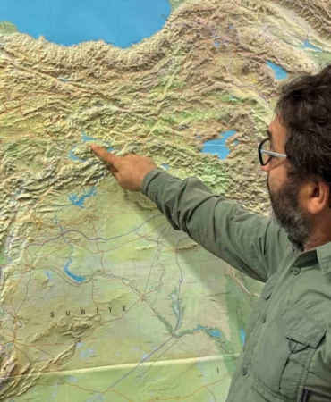Jeoloji Mühendisi Prof. Dr. Çakır: “Deprem büyük yerleşim yerlerine yakın olsaydı hasarlı binaları yıkabilirdi”