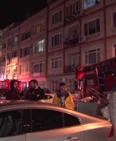 Kadıköy’de itfaiye sokağa giremedi, vatandaşlar isyan etti