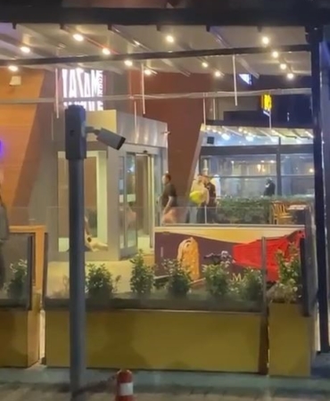 Kadına bıçak çekip darp eden şahıs vatandaşlar tarafından tekme tokat dövüldü