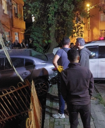 Kağıthane’de freni boşalan ticari araç park halindeki otomobile çarptı: 2 yaralı