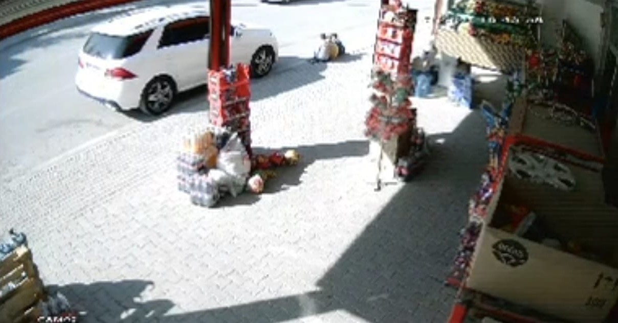 Kaldırımda oturan çocuğun ayağını ezdi